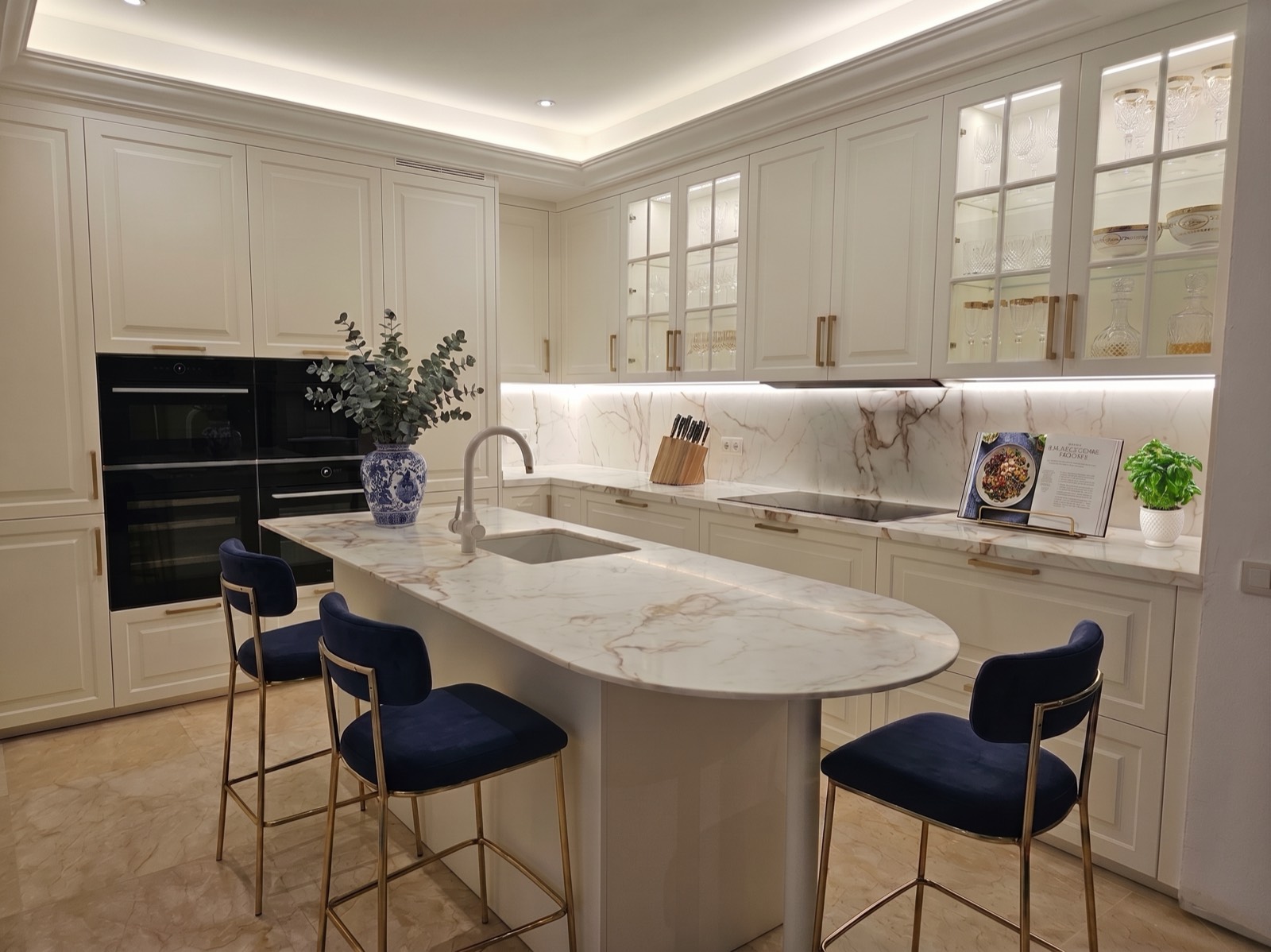 Cocina blanca con isla curva