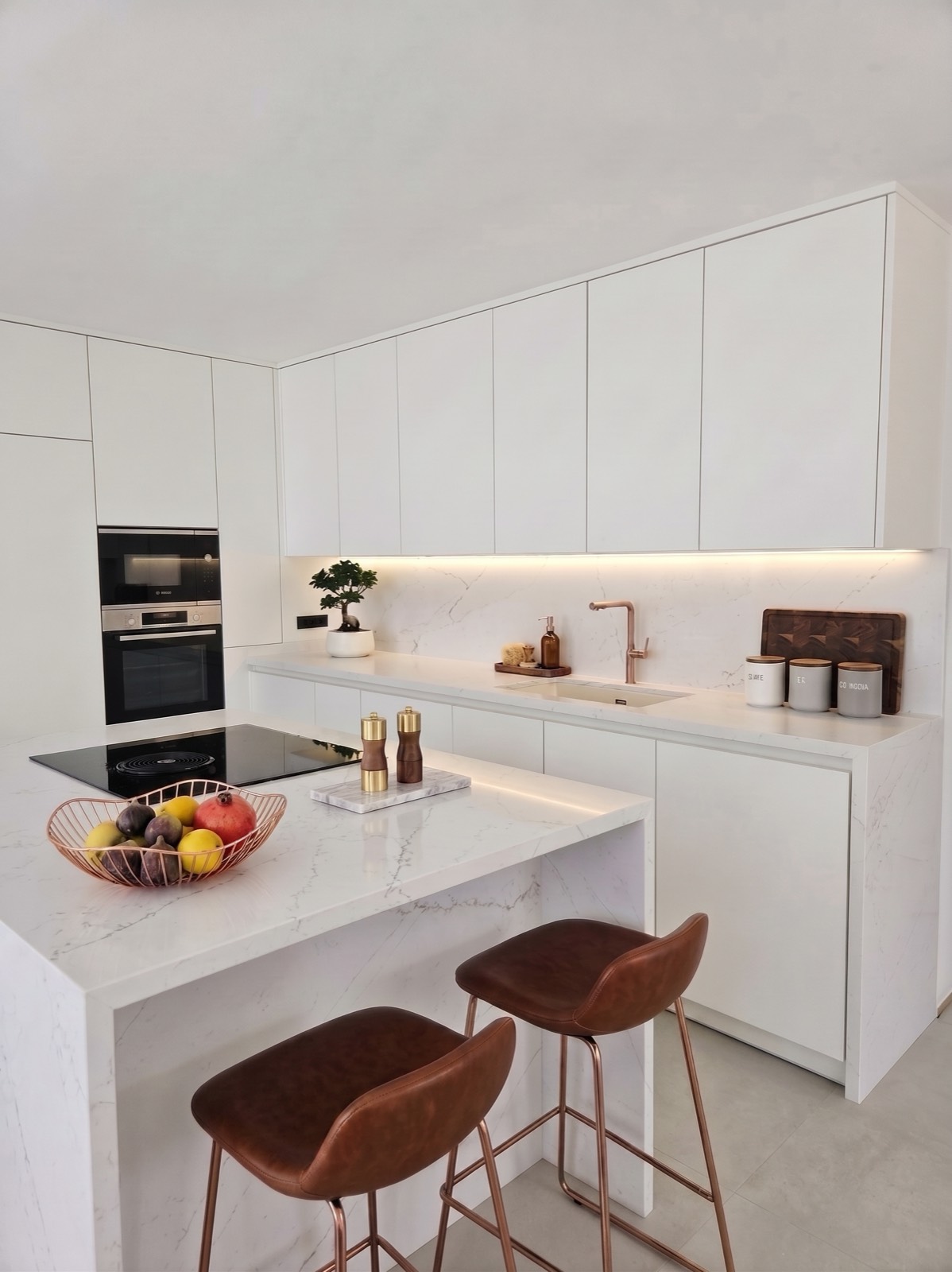 Cocina blanca mate con península
