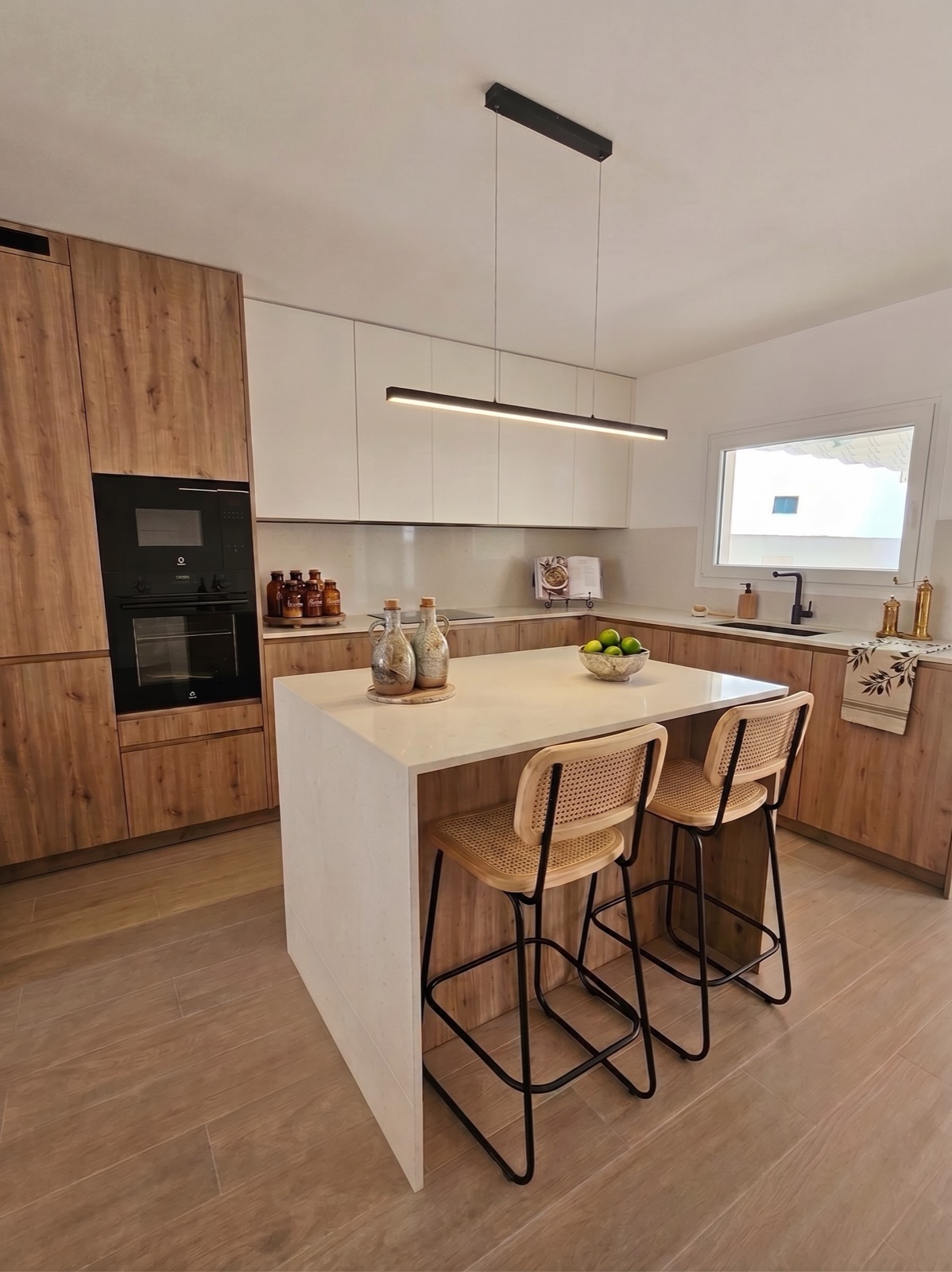 Cocina en roble y blanco con isla