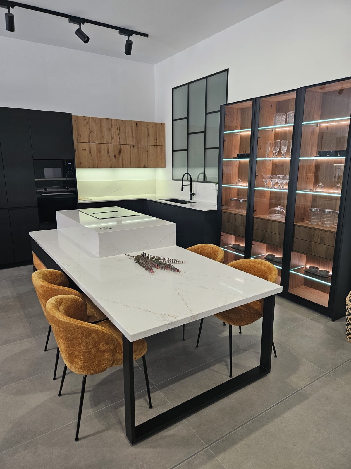 Cocina con vitrina iluminada y mesa