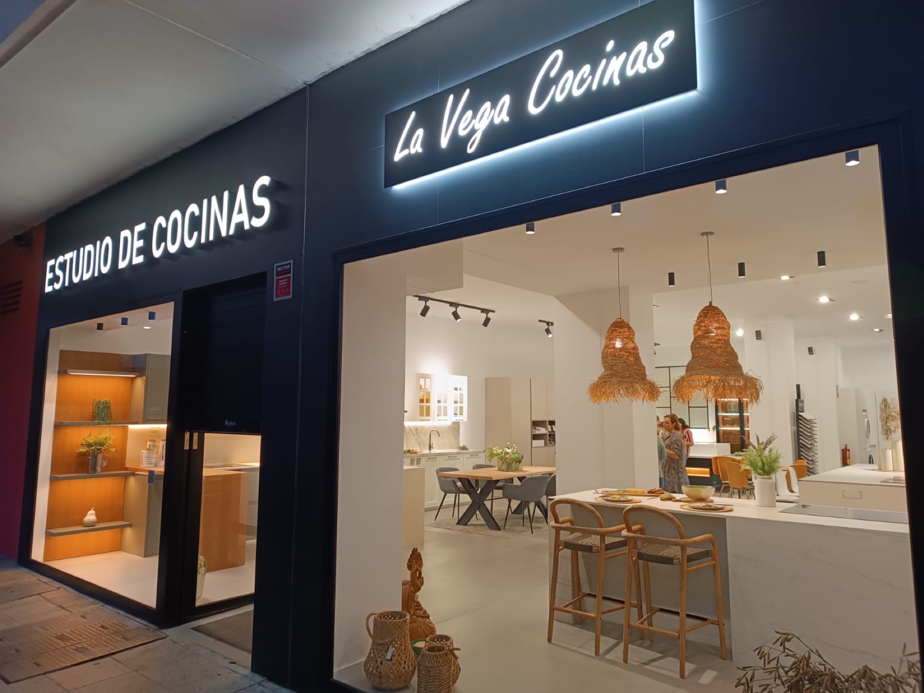 Fachada del estudio La Vega Cocinas en Mijas Costa